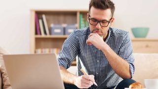 Muž přemýšlí, zda si vzít půjčku po insolvenci