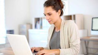 Žena vybírá prostřednictvím PC nejlepší nebankovní půjčku